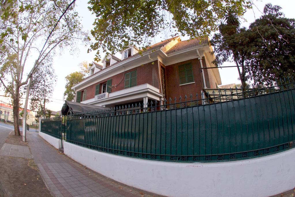 Salvador Hostal & Cafe Сантьяго Экстерьер фото