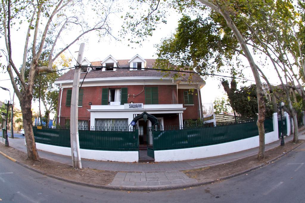 Salvador Hostal & Cafe Сантьяго Экстерьер фото